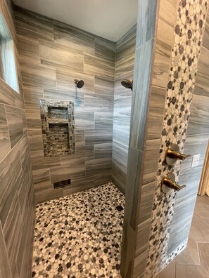 Baignoire, séchoir à cheveux, serviettes fournies