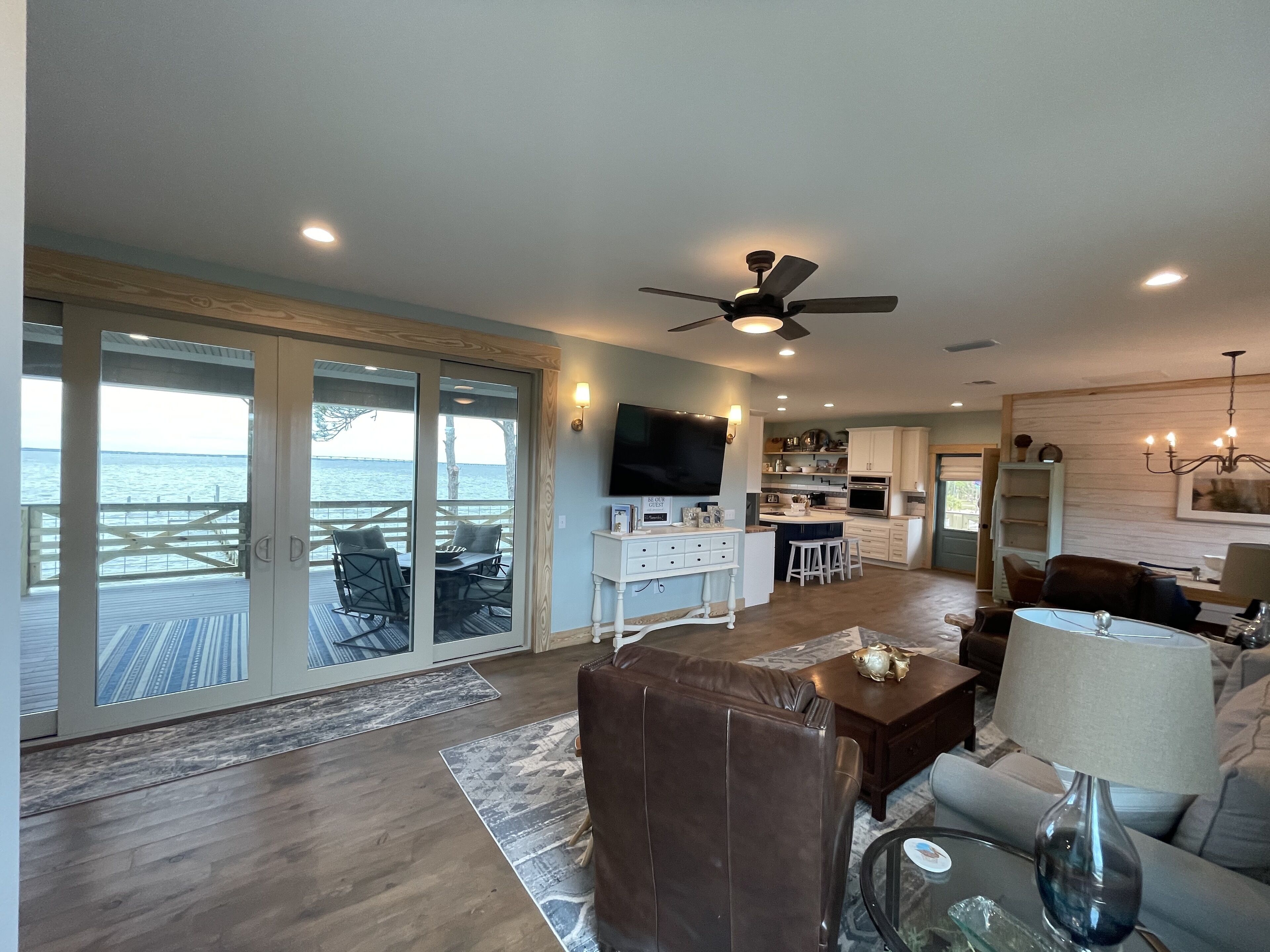 TV connectée, livres, chaîne hi-fi