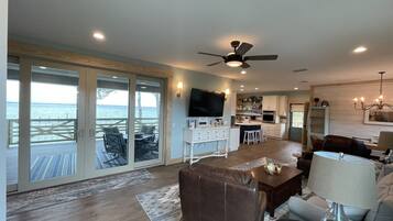 Smart TV, libri, impianto stereo