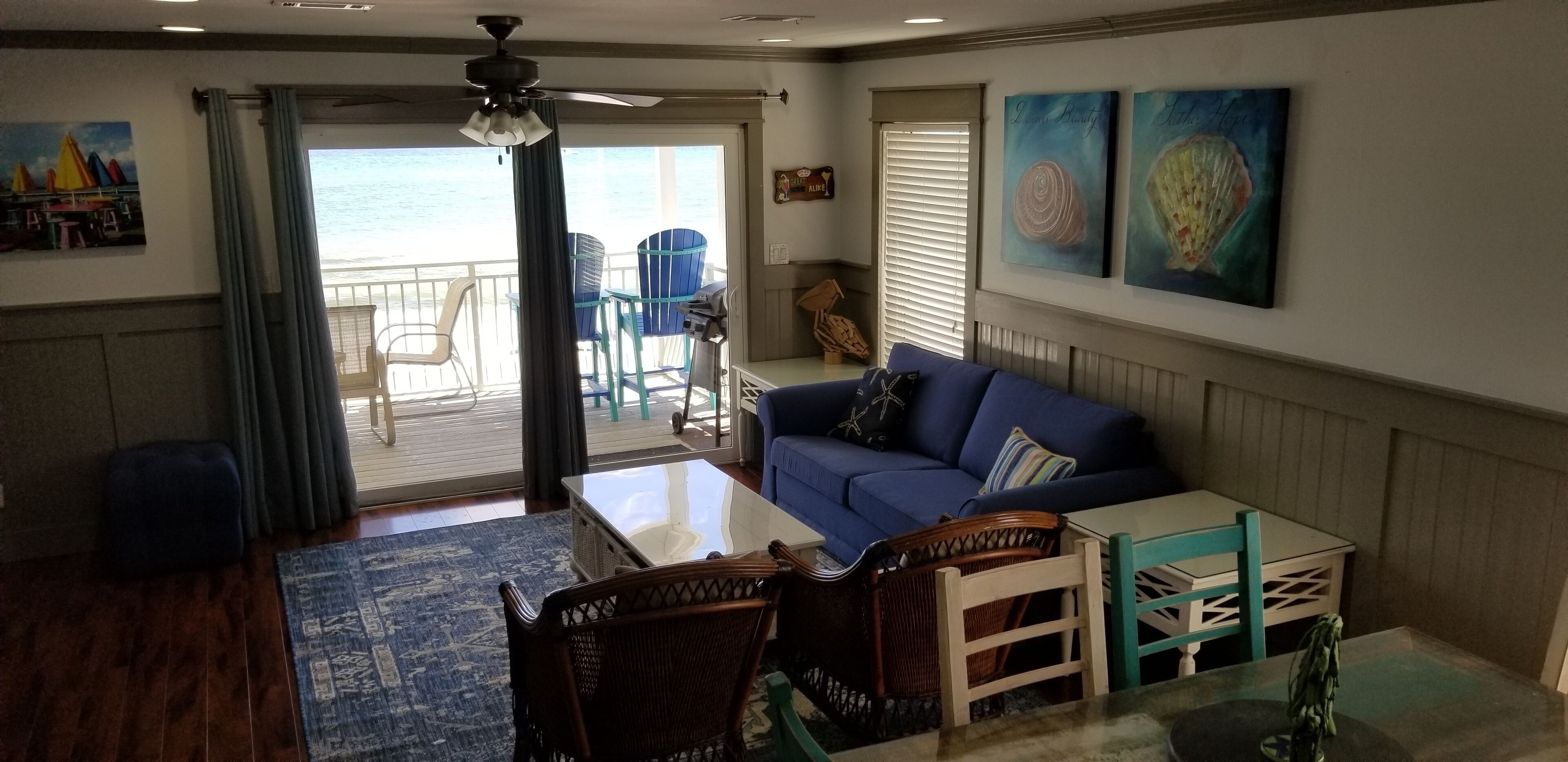 Een televisie en een dvd-speler