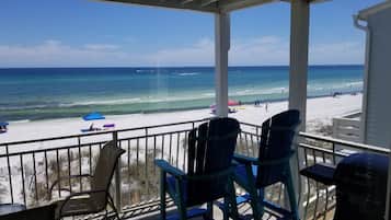 Aan het strand, ligstoelen aan het strand, strandlakens