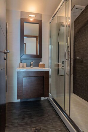 Bathtub, free toiletries, hair dryer, towels