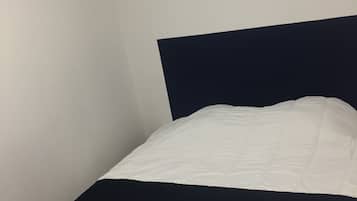 1 makuuhuone, silitysrauta/-lauta