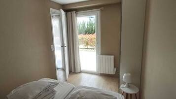 1 chambre, fer et planche Ă repasser