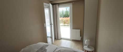 1 habitación y tabla de planchar con plancha