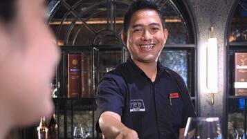 Bar (trong khuôn viên)