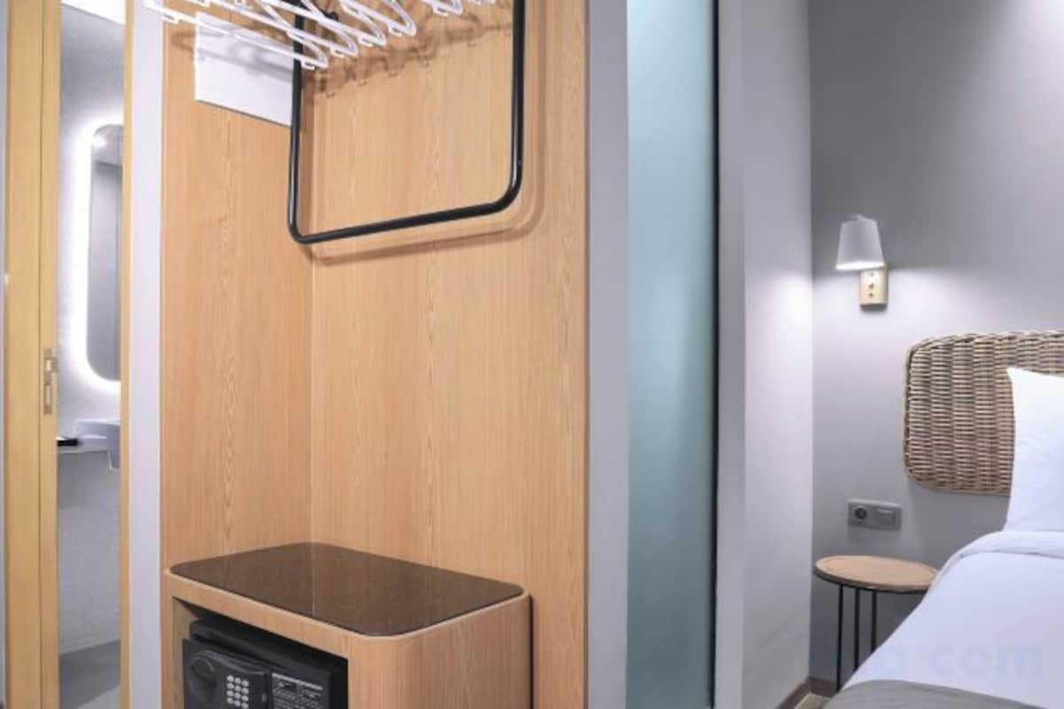 In-room safe, desk, laptop workspace, soundproofing