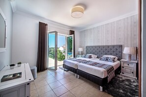 4 bedrooms, in-room safe, desk, iron/ironing board