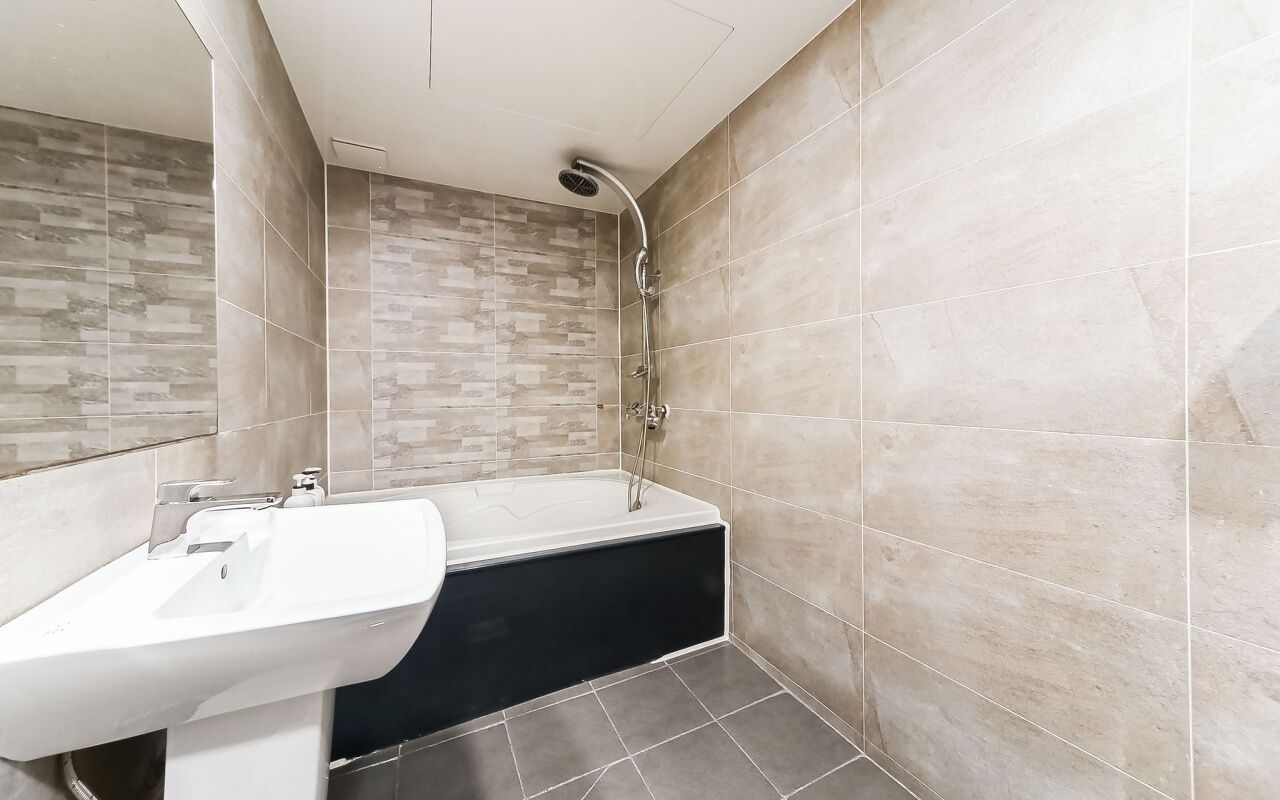 deluxe room | bathroom | combined shower/bathtub, free toiletries, hair dryer, towels
