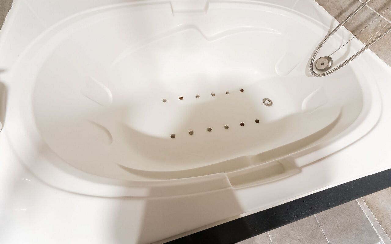 deluxe room | bathroom | combined shower/bathtub, free toiletries, hair dryer, towels