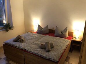 Tremannsrom – basic, delt bad, elveutsikt | Blendingsgardiner, lydisolert, wi-fi (inkludert) og sengetøy