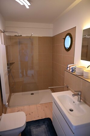 淋浴设施、吹风机、毛巾、肥皂