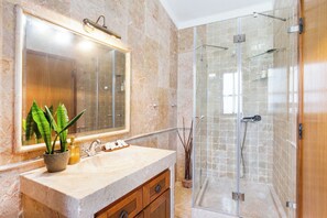 Classic Room (2) | Bathroom | Shower, rainfall showerhead, free toiletries, hair dryer - Refúgio das Artes (Porto de Mos)