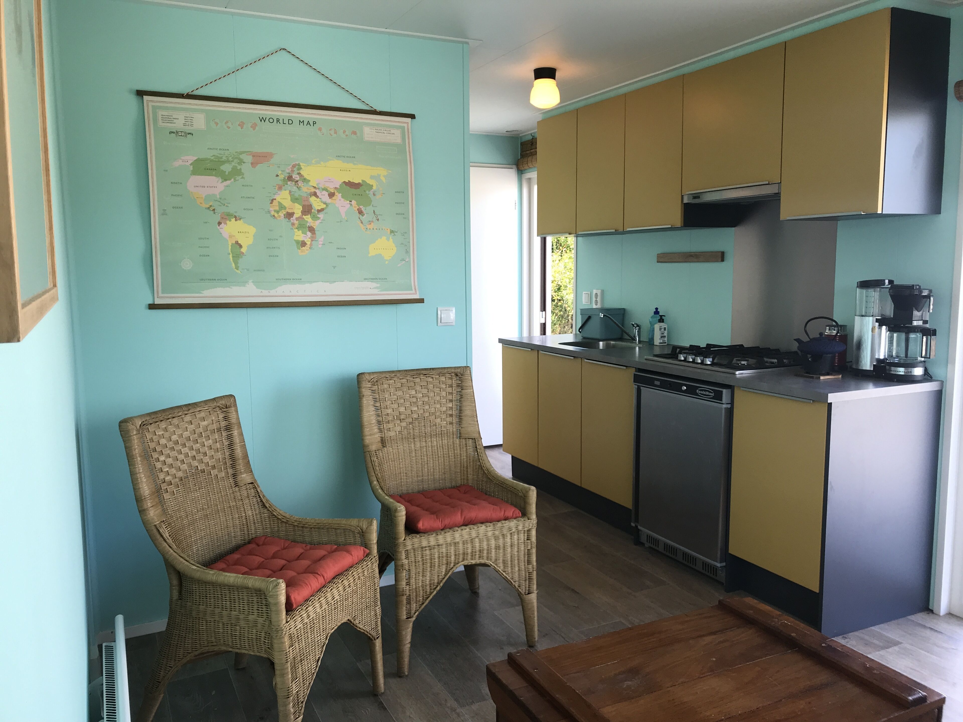 Een koelkast, een oven, een kookplaat, een vaatwasser