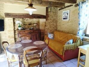 Een televisie, een dvd-speler en boeken