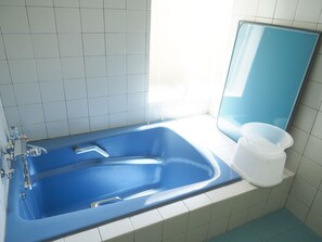 Amenidades de baño gratuitas, secadora de cabello, toallas