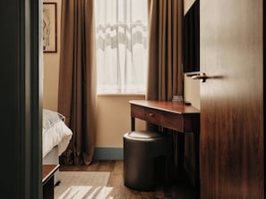 Charleston 1 Bedroom Apartment | Premium bedding, in-room safe, desk, iron/ironing board -  Morton Hotel (London)