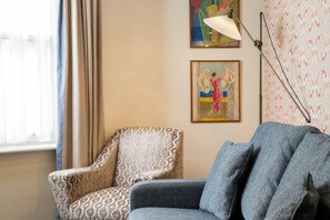 Charleston 1 Bedroom Apartment | Living area