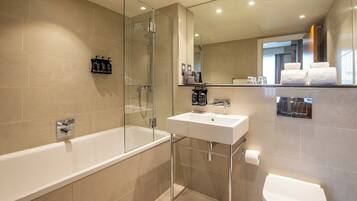 Appartamento | Bagno | Soffione a pioggia, asciugacapelli, accappatoio, pantofole