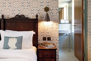 Charleston 1 Bedroom Apartment | Premium bedding, in-room safe, desk, iron/ironing board -  Morton Hotel (London)