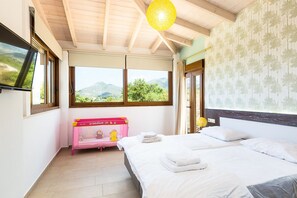 4 quartos, ferros/tábuas de passar roupa, berço de viagem