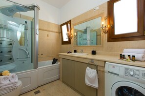 Ensemble douche/baignoire, baignoire à jets, sèche-cheveux