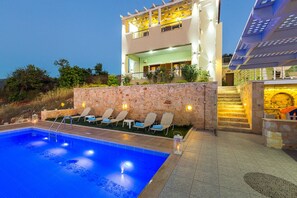 Piscine extérieure, piscine chauffée, chaises longues