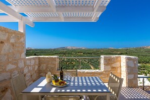 Outdoor dining - Kampos Villa I, Nature Living with Heated Pool (Achlades, Rethymno)