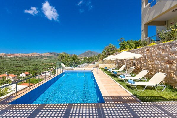 Piscine extérieure, piscine chauffée, chaises longues