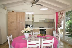 Vila, 4 quartos, para não fumantes | Cozinha privada | Geladeira grande, micro-ondas, fogão, cooktop