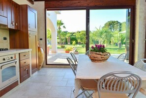 Villa, 3 Schlafzimmer, Nichtraucher | Essbereich im Zimmer