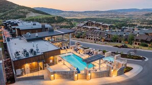 Un resort con piscina, mobiliario exterior y vistas del paisaje circundante.