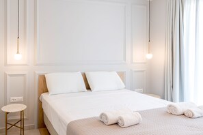 2 chambres, coffres-forts dans les chambres, fer et planche à repasser