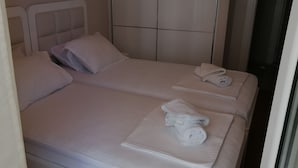 2 habitaciones, escritorio, tabla de planchar con plancha y wifi gratis 