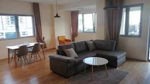 Panoramic-Apartment | Wohnzimmer | Flachbildfernseher