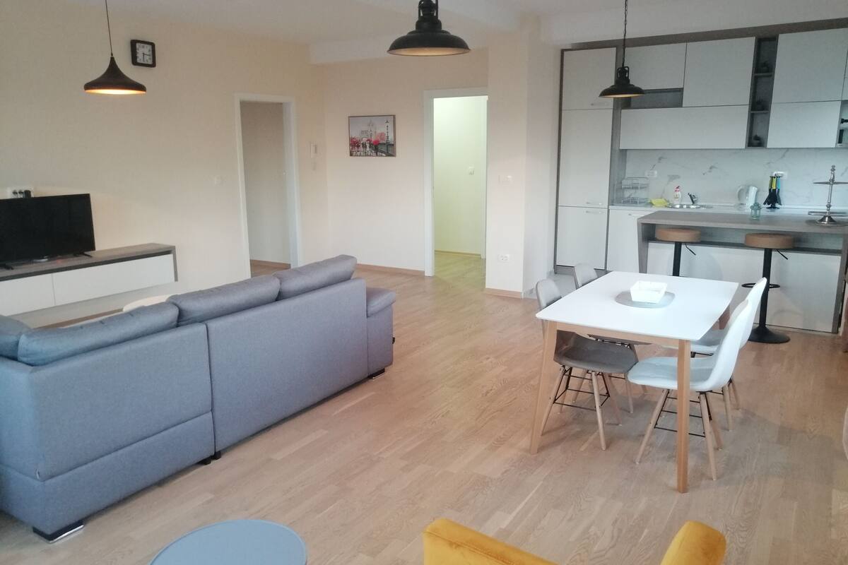 Apartamento panorámico | Sala de estar | Una televisión de pantalla plana