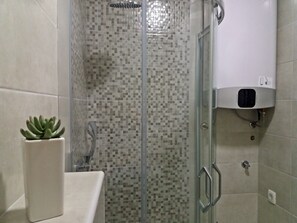 Design Apartment | Bathroom | Shower, hair dryer, towels, soap - Superior Apartments Center Sea View (Budva)