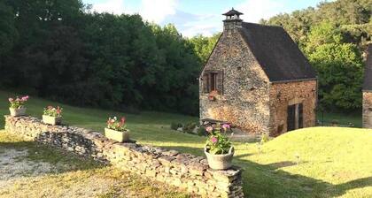 Authentique petite maison périgourdine avec piscine au sel, aux portes de SARLAT