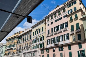 Una fila di edifici a più piani con balconi e finestre, probabilmente residenziali o ad uso commerciale.