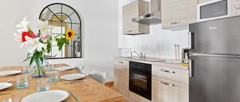 Appartement, 2 chambres, non-fumeurs | Cuisine privée | Grand réfrigérateur, micro-ondes, four, plaque de cuisson