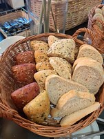 Ein Korb mit verschiedenen Brotsorten.
