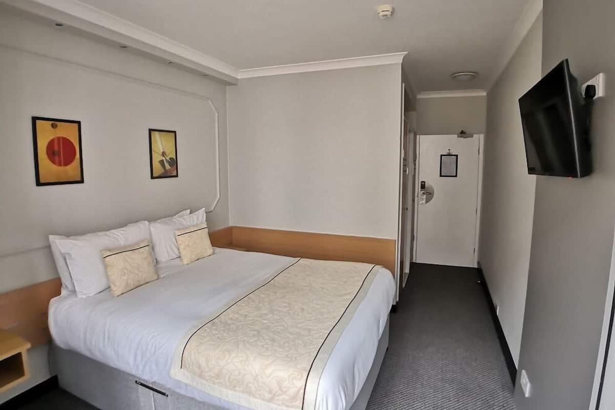 Superior Double Room | Peti besi dalam bilik, meja, ruang kerja komputer riba
