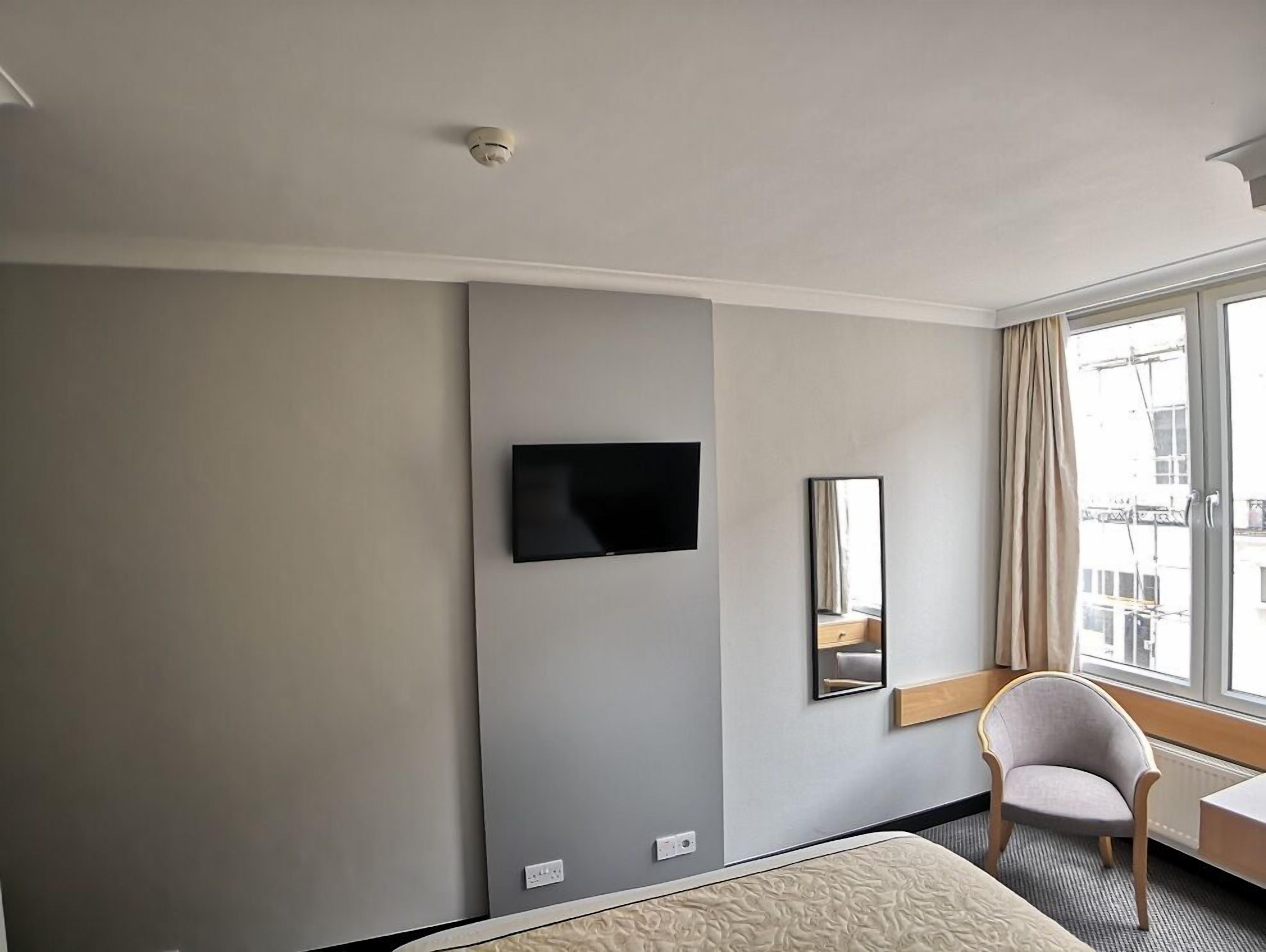 superior double room | 1 bedroom, in-room safe, desk, laptop workspace