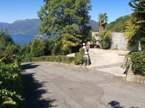 Property grounds - SUNNY VACATION APARTMENTS IN A QUIET LOCATION WITH A FANTASTIC LAKE VIEW (DUE COSSANI Luino Piemont)
