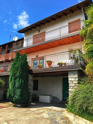 Exterior - SUNNY VACATION APARTMENTS IN A QUIET LOCATION WITH A FANTASTIC LAKE VIEW (DUE COSSANI Luino Piemont)