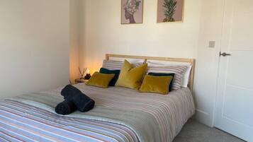 2 bedrooms, iron/ironing board, Internet, bed sheets