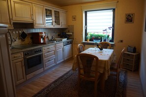 Jääkaappi, mikroaaltouuni, liesi, astianpesukone