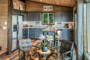Microwave, dishwasher, coffee/tea maker, toaster - Smoky Mountain Tranquility - Hot Tub, Awesome Mountain View, Free amenity Tickets!!! (Sevierville)