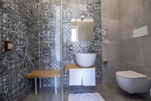 Quarto clássico, vista para o mar (Scilla e Cariddi) | Banheiro | Produtos de toalete de grife, secador de cabelo, bidê, toalhas de banho