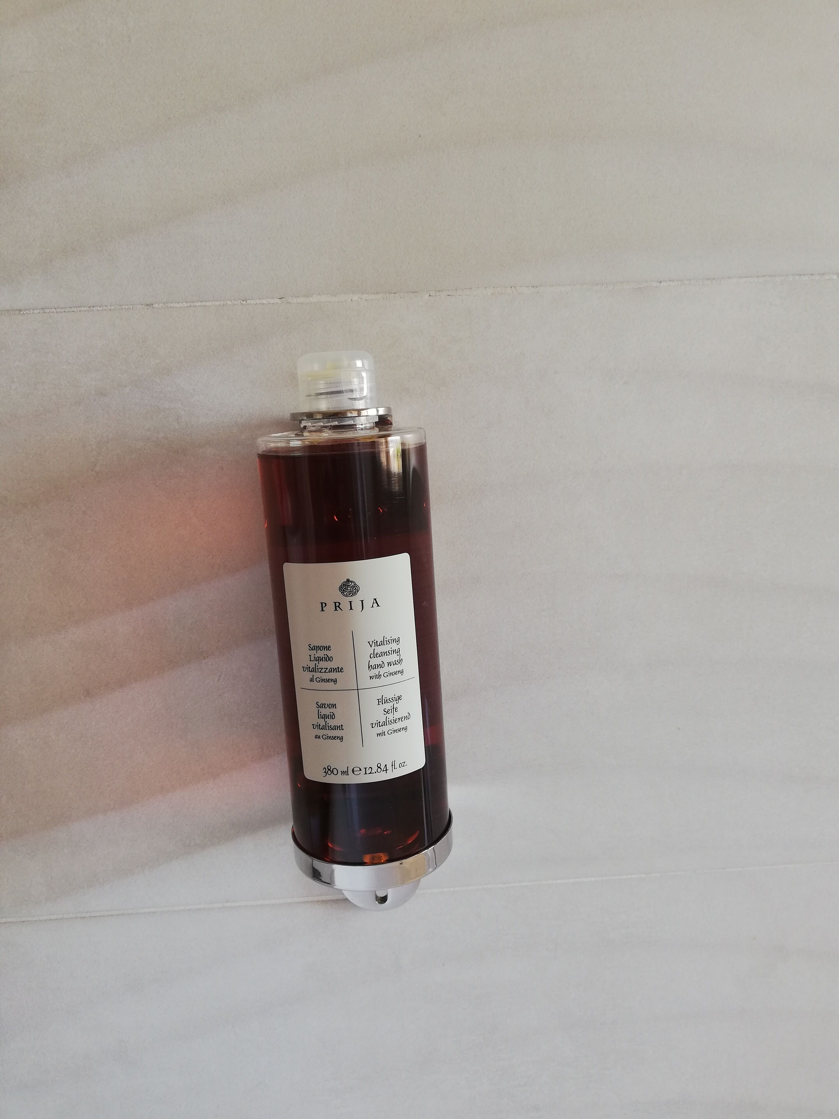 Eine Flasche PRIJA Handseife mit Ginseng, 380 ml, vor einem schlichten Hintergrund.